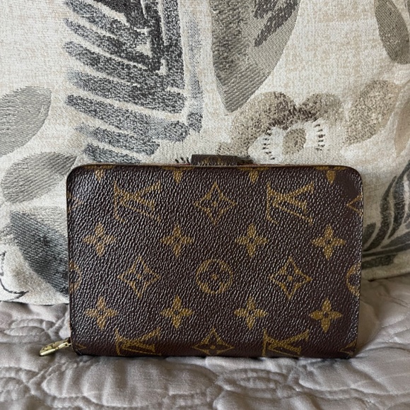 Louis Vuitton - Picture 4 of 6